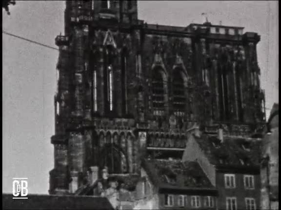 Rue des Hallebardes en ruine, images de Strasbourg après-guerre (La)